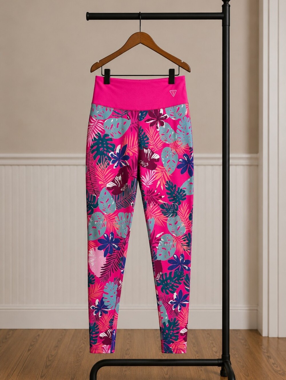 •Guess Tropical Print Active Leggings